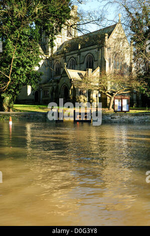 Colston Bassett, vale di Belvoir, Nottinghamshire, Regno Unito. 25 Novembre, 2012. Chiesa Gate lane sorge in quattro a cinque piedi di acqua su un approccio alla St John Divine chiesa nel centro di Colston Bassett. L allagamento si è verificato dopo il fiume burst di colpire le sue rive. Foto Stock