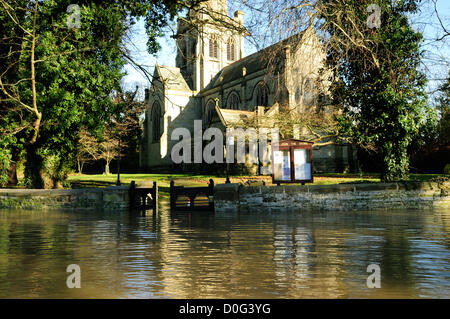 Colston Bassett, vale di Belvoir, Nottinghamshire, Regno Unito. 25 Novembre, 2012. Chiesa Gate lane sorge in quattro a cinque piedi di acqua su un approccio alla St John Divine chiesa nel centro di Colston Bassett. L allagamento si è verificato dopo il fiume burst di colpire le sue rive. Foto Stock