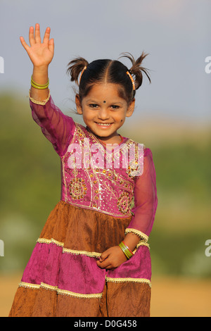 Giovane ragazza indiana salutando Andhra Pradesh in India del Sud Foto Stock