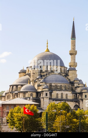 La Yeni Camii o una nuova moschea, ad Istanbul in Turchia Foto Stock