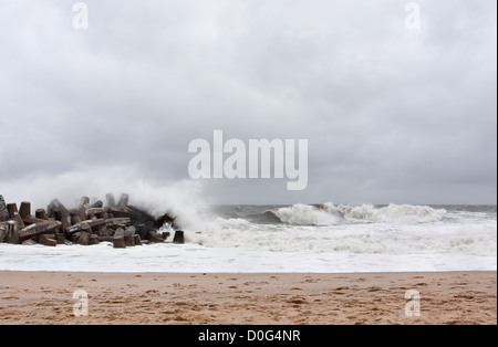 La spiaggia e l'oceano al punto piacevole, NJ, un giorno prima dell uragano di sabbia. Foto Stock