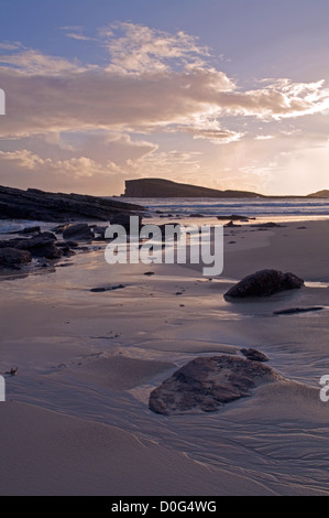 Marea di declino, sera, Oldshoremore beach, vicino Kinlochbervie, Sutherland, Northwest Highlands, Scotland, Regno Unito Foto Stock