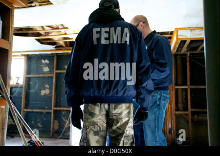 La Federal Emergency Management Agency (FEMA), in collaborazione con lo stato e gli enti e i partner di tribali, sta attuando una Shelteri Foto Stock