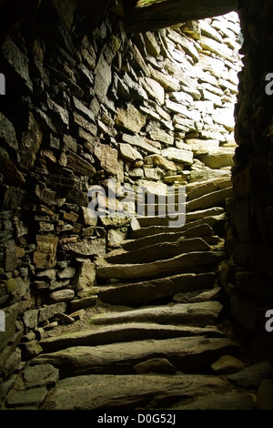 Scala tra le doppie pareti di Dun Carloway. Meglio conservati di età del ferro broch nell'Wester Isles, isola di Lewis. Foto Stock