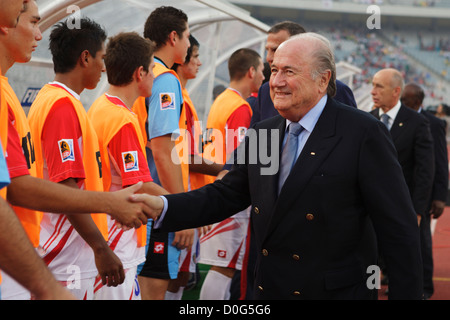 CAIRO - 16 OTTOBRE: il presidente FIFA Sepp Blatter saluta i giocatori costaricani in panchina prima della partita del terzo posto della Coppa del mondo FIFA U-20 2009 tra Ungheria e Costa Rica allo Stadio Internazionale del Cairo il 16 ottobre 2009 al Cairo, Egitto. Solo per uso editoriale. Uso commerciale vietato. (Fotografia di Jonathan Paul Larsen / Diadem Images) Foto Stock