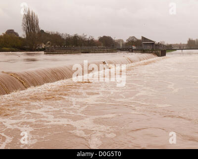 Xxv Novembre 2012 Trews Weir sul fiume Exe versare acqua in il Soccorso alluvione regime. Exeter Devon Foto Stock