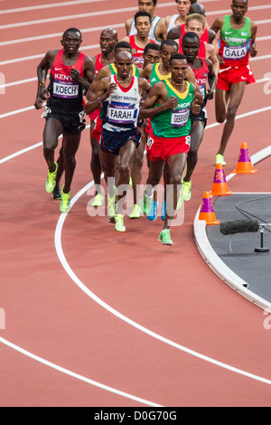 Mohamed Farah (GBR) concorrenti negli uomini del 5000m finale alla Olimpiadi estive, Londra 2012 Foto Stock