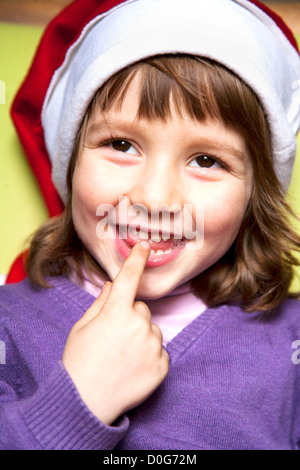 Quattro anni di vecchio ragazzo sorridendo , con cappello a Natale Foto Stock