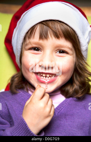 Quattro anni di vecchio ragazzo sorridendo , con cappello a Natale Foto Stock
