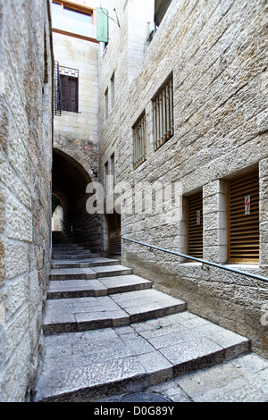 Stretta stradina laterale alla Città Vecchia di Gerusalemme, Israele Foto Stock