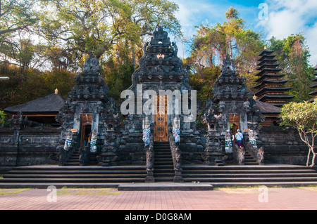 Il tradizionale design balinese temple - Tempio bat Goa Lawah, Bali, Indonesia Foto Stock