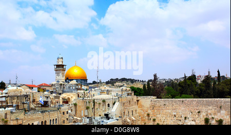 Panorama di Gerusalemme con cupola in oro della moschea di Omar sul Temple Mountain Foto Stock