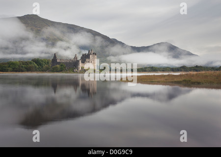 Nebbia avvolta Kilchurn Castle visualizzati sul Loch Awe, Argyll, Highlands, Scotland, Regno Unito Foto Stock