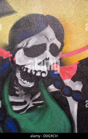 Arte pubblica murale celebra il Dia de los Muertos (Giorno dei Morti) nel mercato Tesuque, Nuovo Messico. Foto Stock