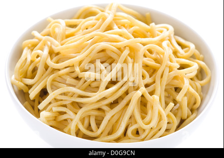 Plain egg noodles cucinati e serviti in una ciotola Foto Stock