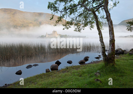 Nebbia avvolta Kilchurn Castle visto dalle sponde del Loch Awe, Argyll and Bute, le Highlands, Scotland, Regno Unito Foto Stock