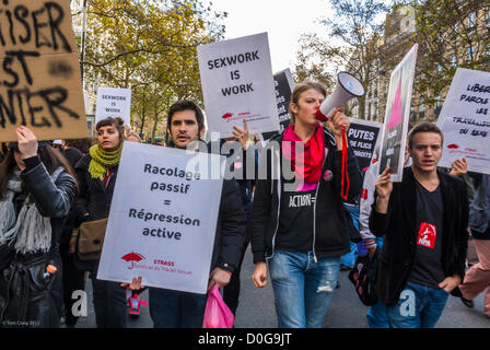 Parigi, Francia, dimostrazione folla contro la violenza nei confronti delle donne, dei gruppi per la prostituzione legalizzata, Laure polo di Act Up Paris, tenendo megafono, segni di protesta, Giornata internazionale dei diritti delle donne, persone marzo street Foto Stock