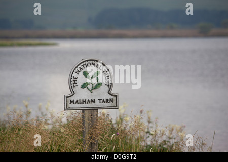 Il National Trust segno all'Malham Tarn station wagon, Malham, Malhamdale, Yorkshire Dales, REGNO UNITO Foto Stock