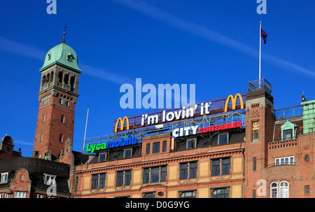 La costruzione di tetti e torri e McDonald pubblicità al neon sulla parte superiore dell edificio presso la piazza del municipio di Copenhagen, Danimarca Foto Stock