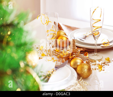 Foto di vacanza romantica cena di lusso, messa in tavola e albero di Natale decorato nel ristorante, due bicchieri Foto Stock
