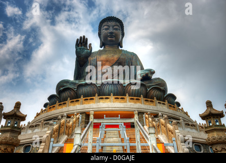 Tian Tan Buddha (Grande Buddha) è un 34 metri statua del Buddha situato sull'Isola di Lantau in Hong Kong. Foto Stock