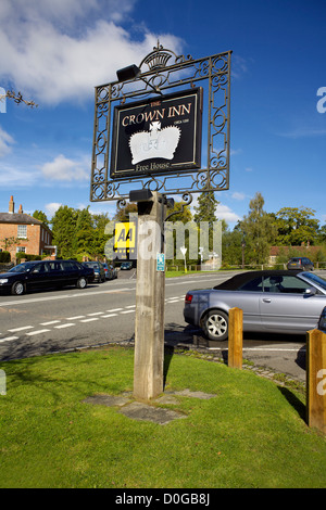 Pun firmare il Crown Inn Chiddingfold village center Chiddingfold Surrey in Inghilterra UK GB paesaggio rurale Paese Inghilterra Foto Stock