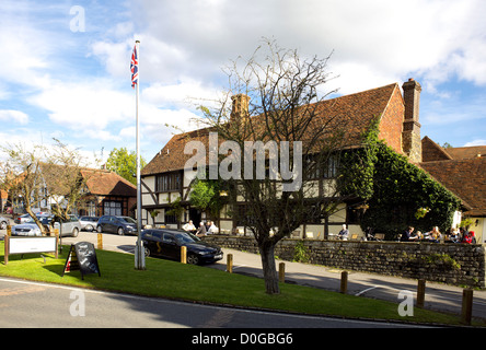 Il Crown Inn Chiddingfold Surrey in Inghilterra UK GB Inghilterra rurale Inglese Gran Bretagna campagna britannica village country pub vita Foto Stock