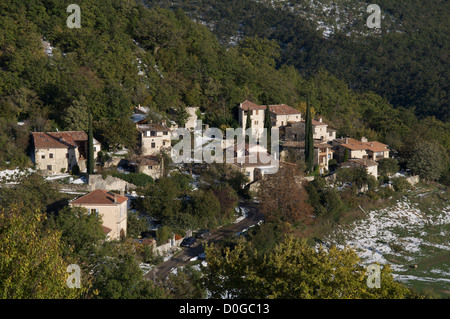 La prima spolverata di neve presagisce l insorgenza di inverno nel piccolo borgo collinare di Lozeron, sul bordo del Vercors. La Drôme, nelle zone rurali della Francia. Foto Stock