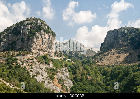 La regione montuosa di Wadi Tannourine nella parte settentrionale del Monte Libano, vicino alla città di Batroun, Libano. Foto Stock