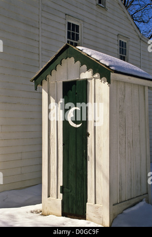 Storico porta dell'attico con un quarto di luna faccia in neve, NJ, New Jersey, Stati Uniti, legno comic wc umorismo divertente vintage wc neve outhouses Foto Stock