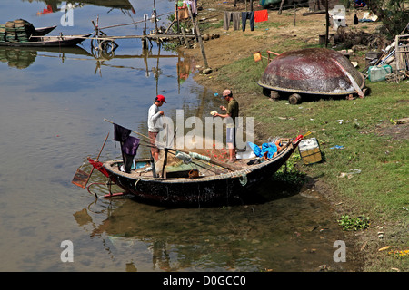 Coracle pesca in barca sul fiume, Hoi An, Vietnam Foto Stock