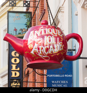 Londra, Portobello Road a Notting Hill. Big Red teapot shop segno per oggetti di antiquariato mall antichi 101 Arcade il Portobello Rd. Foto Stock
