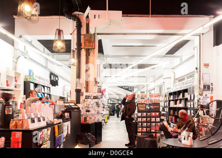 Rough Trade East Record store interior London Shoreditch. Negozio in Old Truman Brewery appena fuori la Brick Lane. Uomo di bere il caffè. Foto Stock