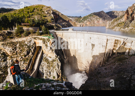 Escursionista presso Quentar diga del serbatoio centrale idroelettrica. Granada, Spagna Foto Stock