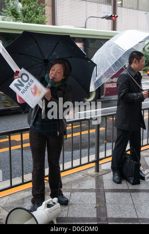 Anti-nucleare manifestanti dimostrando nel centro di Kyoto, Giappone Foto Stock