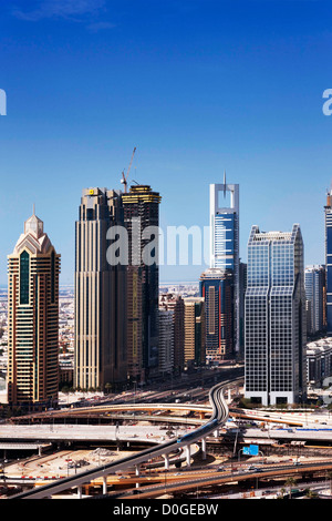 Dubai è diventato noto come il parco giochi per architetti e qualsiasi vista dello skyline di ne testimoniano che l. Immagine presa Maggio 2010 Foto Stock