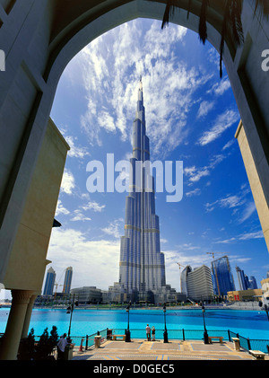 Il più alto edificio nel mondo si trova a 828 m di altezza. Il popolo la visualizzazione di dare una indicazione della scala Foto Stock