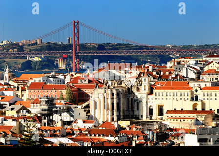 Bird view del centro di Lisbona con case colorate e tetti di colore arancione Foto Stock