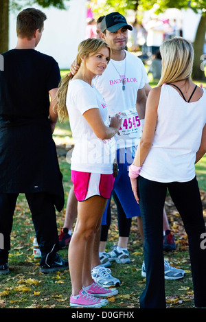 Ali Fedotowsky celebrità prendere parte alla Susan G Komen a piedi la cura fundraiser San Diego, Stati Uniti d'America - 07.10.10 Foto Stock