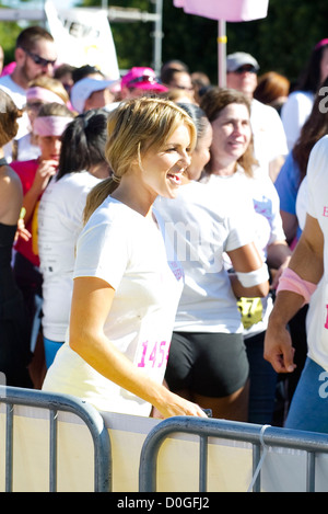 Ali Fedotowsky celebrità prendere parte alla Susan G Komen a piedi per la cura fundraiser San Diego, Stati Uniti d'America - 07.10.10 Foto Stock