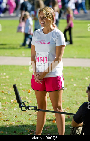 Ali Fedotowsky celebrità prendere parte alla Susan G Komen a piedi per la cura fundraiser San Diego Stati Uniti d'America Foto Stock