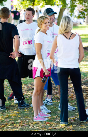 Ali Fedotowsky celebrità prendere parte alla Susan G Komen a piedi per la cura fundraiser San Diego, Stati Uniti d'America - 07.10.10 Foto Stock