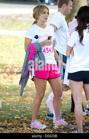 Ali Fedotowsky celebrità prendere parte alla Susan G Komen a piedi la cura fundraiser San Diego, Stati Uniti d'America - 07.10.10 Foto Stock