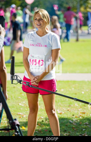 Ali Fedotowsky celebrità prendere parte alla Susan G Komen a piedi per la cura fundraiser San Diego, Stati Uniti d'America - 07.10.10 Foto Stock