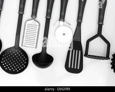 Utensili da cucina appeso sullo sfondo bianco Foto Stock