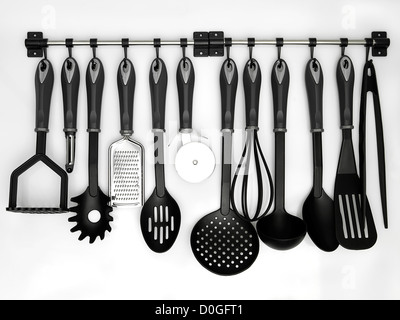 Utensili da cucina appeso sullo sfondo bianco Foto Stock