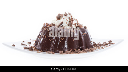 Fatta fresca budino di cioccolato isolato su sfondo bianco Foto Stock