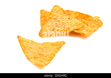 Nacho chips con peperoncino isolato su bianco Foto Stock