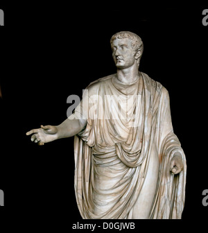 L'imperatore Tiberio Augusto drappeggiò in una toga tradizionale nata Tiberio Claudio Nerone 42 a.C. - 16 d.C. Roma romana Italia. Museo del Louvre Foto Stock