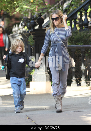 Sarah Jessica Parker cammina con suo figlio James Wilkie Broderick a scuola. La città di New York, Stati Uniti d'America - 13.09.10 Foto Stock